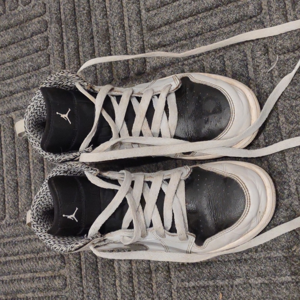 Boys/ Girls Nike Air Jordan size 2.5